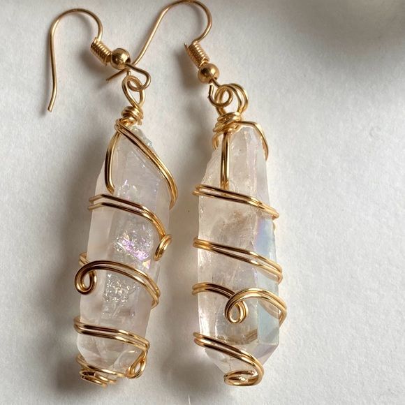 Crystal Jewelry Ideas, Angel Quartz, Raw Crystal Earrings, Wire Wrapped Crystal, Wrapped Crystal, Wire Jewelry Designs, Wrapped Earrings, Wire Wrapping Crystals, Wire Wrapping Stones