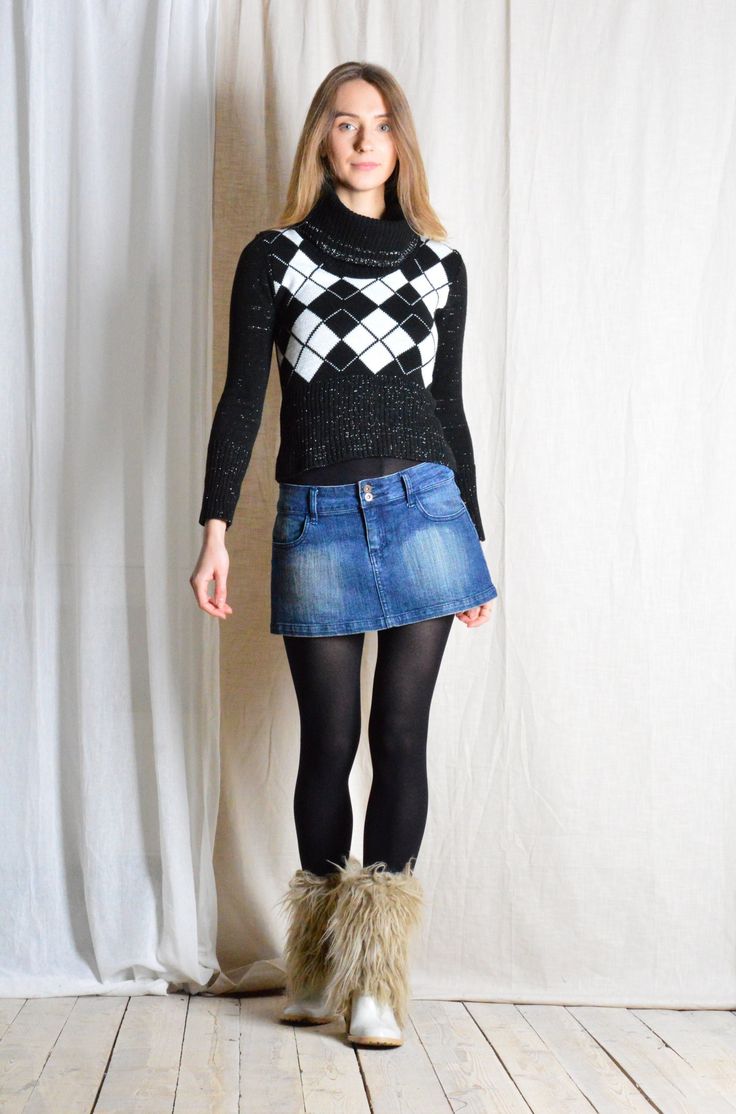 Vintage 90s Black White Silver Argyle Ribbed Knit Turtle Neck Sweater Marked size: 1 Estimated Size: XS Bust: 30 In (76 cm) Sweater length: 18.2 In (46 cm) Sleeve length: 20.9 In (53 cm) Shoulder to shoulder: 13 In (33 cm) Material: 95% acrylic 5% lycra The model in this pic is 170cm tall (Size S) 🥦 Do the best you can 🔑 Be sure to contact us with any questions :) Fall Y2k Stretch Sweater, Y2k Style Fitted Sweater, Fitted Crew Neck Sweater 90s Style, 90s Fitted Crew Neck Sweater, Fitted 90s Crew Neck Sweater, 90s Style Black Winter Sweater, Fitted Long Sleeve 90s Sweater, Retro Fitted Textured Knit Sweater, Vintage Stretch Sweater For Winter