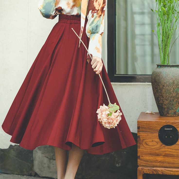 A wine-colored retro skirt that seems to be filled with a rich aroma. 
The high-waisted construction and wide waistband give it a vintage feel.
 Pair it with a retro blouse to look like a coffee-loving lady in the afternoon.



 <Size>



 S size






 Total length: 73cm

 Waist: 64-68cm




 M size



 Total length: 76cm

 Waist: 68-72cm











 <Material>



 polyester








 <Model worn>



 Wearing size



 M size




 model dimensions



 Height: 169cm

 Weight: 52kg









 <Oth High Waist Gathered Skirt For Fall, Retro Pleated Brown Skirt, Vintage Brown Flowy Skirt, Elegant Burgundy Midi Skirt, Vintage A-line Skirt For Fall, Vintage Gathered Midi Skirt, Spring Vintage Fashion Pleated Skirt, High Waist Retro Pleated Skirt, Vintage Long Pleated Skirt