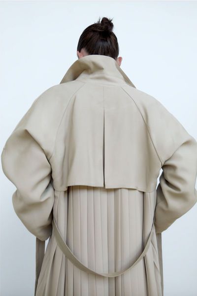 Zara Trench Coat, Mode Mantel, Zara Coat, Coat Outfits, Coat Design, 가을 패션, Coat Fashion, Fashion Details, The Back