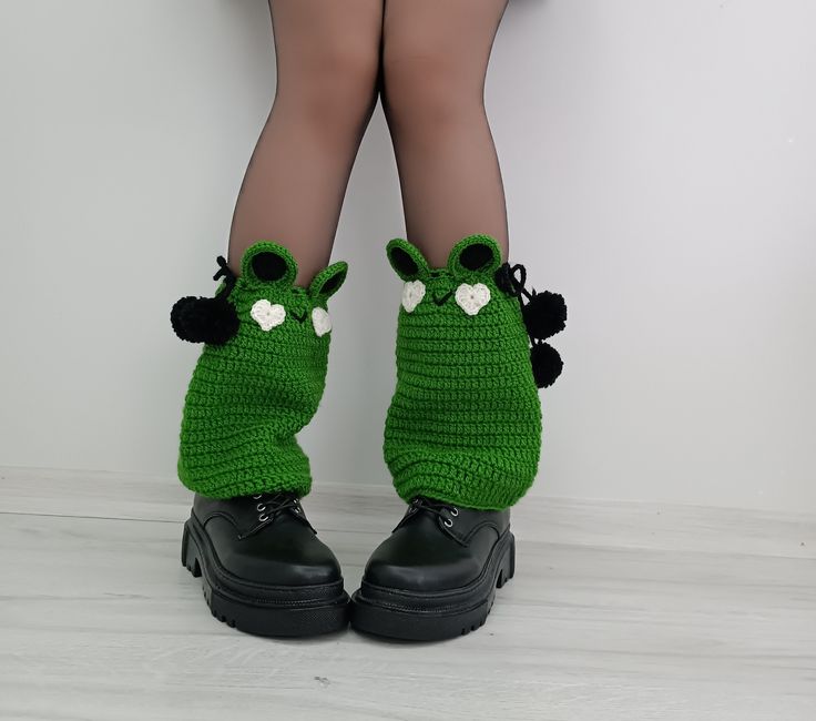 🧶GENERAL FEATURES🧶 Bttrcrochet is produced crochet frog leg warmers from cotton yarn. These knitted leg warmers are 100% handcrafted at every step. The knitting time of these hand knitted boot cuff takes 5-6 days. It does not contain chemical materials that may affect human health. 💝A CUTE GIFT💝 Bttrcrochet footless leg warmers is a meaningful gift for our loved ones as every step is 100% handcrafted. This frog leg warmers, specially prepared by our design team, will be an indispensable leg Frog Leg Warmers, Legwarmers Crochet, Boots With Leg Warmers, Crochet Boot Cuff, Knitted Boot Cuffs, Knitted Leg Warmers, Crochet Leg Warmers, Boot Cuff, Crochet Frog