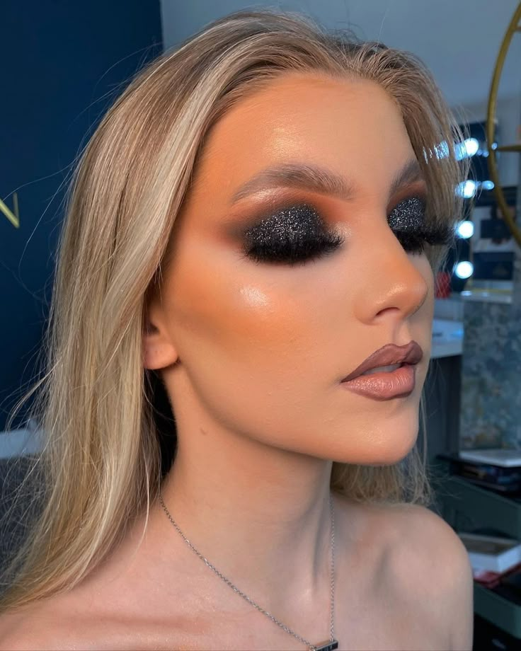 Black Smokey Eye Makeup, Evening Eye Makeup, Eye Makeup Set, Everyday Makeup Tutorials, Black Smokey Eye, Cute Eye Makeup, Makeup For Blondes, Glossy Makeup, Eye Makeup Pictures