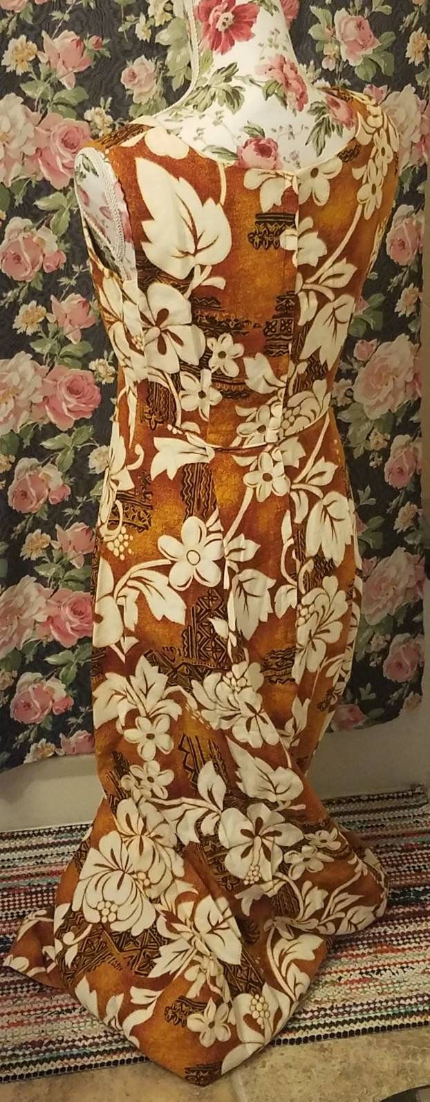 This tropical floral maxi dress is perfect for a beachy affair. Tag reads size lual sportswear 12 but fits 8-10 Bust 34 Fitted underneath bustline 28' Sleeveless arm 7.5 Total length shoulder to floor Machine wash cold Dry low heat Please contact me if you need a accurate shipping quote outside the U.S prior to purchase for shipping cost. Summer Dresses With Retro Print For Beach, Summer Beach Dress With Retro Print, Vintage Printed Beach Dress, Fitted Hawaiian Maxi Dress For Beach, Fitted Hawaiian Beach Dresses, Fitted Floral Print Sundress For Beach Party, Fitted Tropical Print Maxi Dress For Beach, Hawaiian Floral Print Sundress For The Beach, Vintage Printed Maxi Dress For Beach