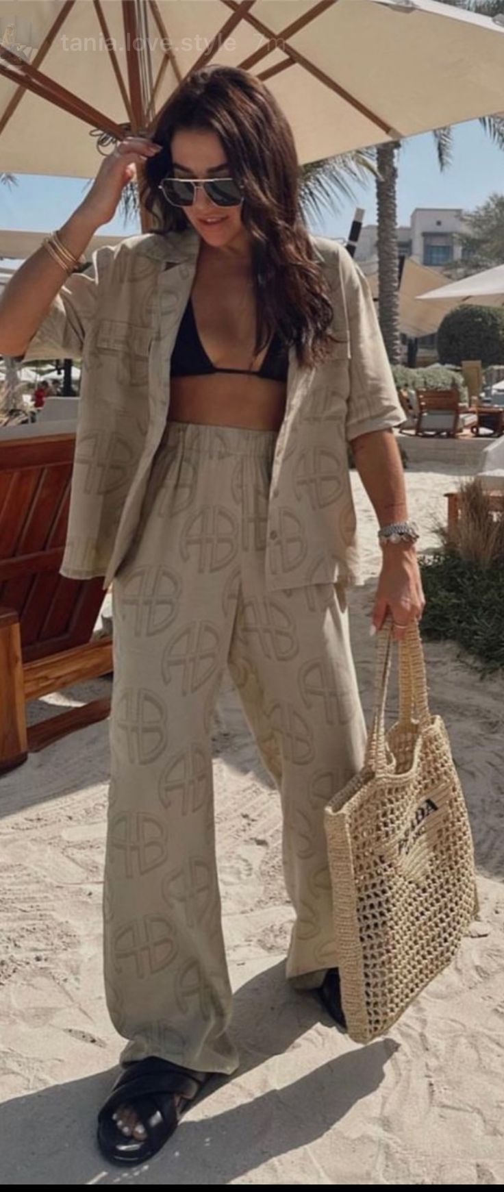 Miami Outfits Spring 2023, Bali Style Fashion Outfits, Canary Islands Outfit Ideas, Spain Beach Outfit, Cool Vacation Outfits, Summer Bali Outfit, Island Travel Outfit, Spring Outfits Australia, Australia Vacation Outfits