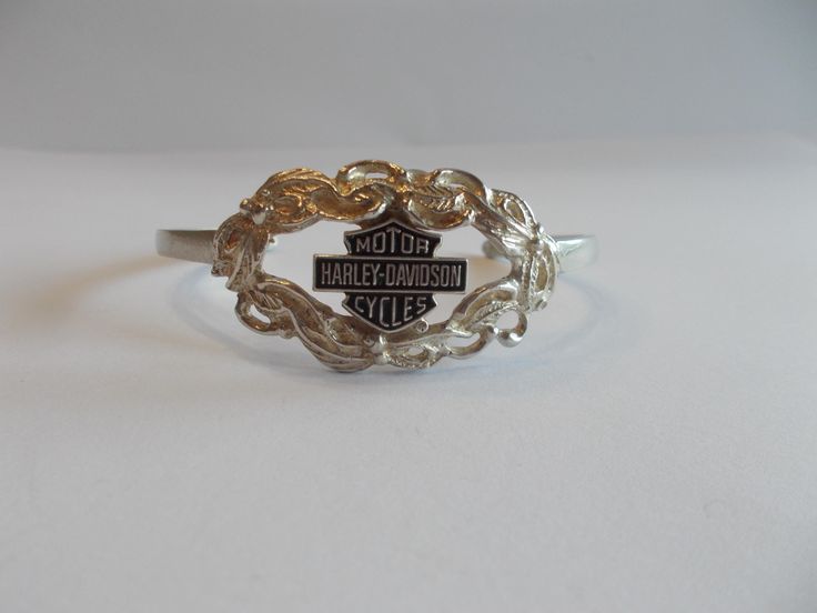 THIS IS A VERY PRETTY VINTAGE, HARLEY DAVIDSON CUFF  BRACELET. IT IS A GENUINE HARLEY ITEM. IT IS STERLING SILVER. MARKED STERLING FOR STERLING SILVER.   IT MEASURES  5 3/8" AROUND THE INSIDE, PLUS THE OPENING IS 1 1/2". SOMEWHAT ADJUSTABLE. THE FRONT MEASURES  7/8" HIGH.  IT IS IN NICE CONDITION. IT WEIGHS 16gm.  WORTHY OF BEING A GIFT.  THIS SHOP COMBINES SHIPPING. JUST PUT ALL ITEMS IN YOUR CART FIRST, THEN PAY FOR THEM. Vintage Harley Davidson, Bracelet Vintage, Vintage Harley, Bracelet Argent, 925 Jewelry, Motorcycle Accessories, Sterling Silber, Sterling Silver Bracelets, Cuff Bracelet