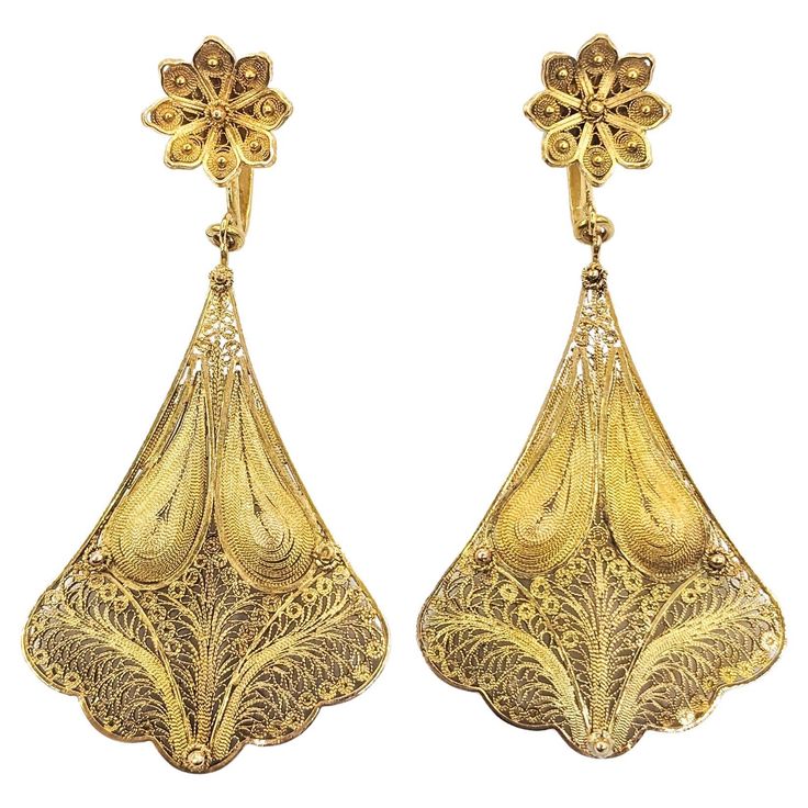 Art Nouveau filigree &Milgrain Drop Earrings In Yellow Gold These exquisite Art Nouveau filigree and milgrain drop earrings, dating back to 1890-1910, are masterfully crafted in 18kt yellow gold. They feature a detailed and delicate design, emblematic of the Art Nouveau period, renowned for its intricate patterns and elegant, flowing lines. The earrings are designed with a screwback mechanism (no post), making them suitable for non-pierced ears. Each earring measures 2.25x1.15 inches, striking a perfect balance between visibility and elegance. With a total weight of 10 grams, these earrings are both substantial and comfortable to wear. These vintage treasures do not include diamonds or gemstones, allowing the intricate gold work to shine as the centerpiece of their design. Whether as a che Art Nouveau Outfit, Art Nouveau Fashion, Art Nouveau Earrings, Art Nouveau Earring, Gold Work, Antique Art, Ear Piercings, Jewelry Earrings Dangle, Art Nouveau