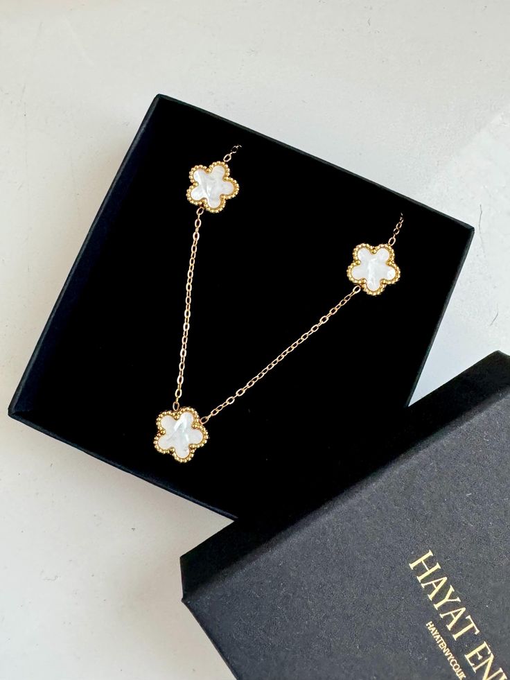 18k hold plated clover necklace Stainless steel White clover No. of clover: 5 White Clover, Clover Necklace, Necklace Chain, Favorite Things Gift, Wedding Shop, Chains Necklace, Jewelry Necklace Pendant, Pendant Necklaces, 18k Gold