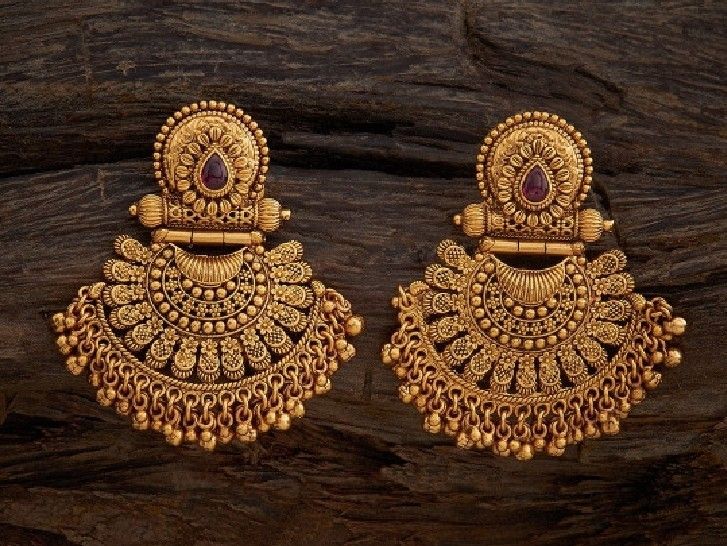 Old Model Ear Rings Gold, Gold Bridal Earrings Indian, Jumkha Earrings Gold, Red Saree Blouse Design, Gold Jumkas Design, Gold Tops Earrings Indian, Gold Earrings Designs For Wedding, Chandbali Earrings Gold, Gold Earing