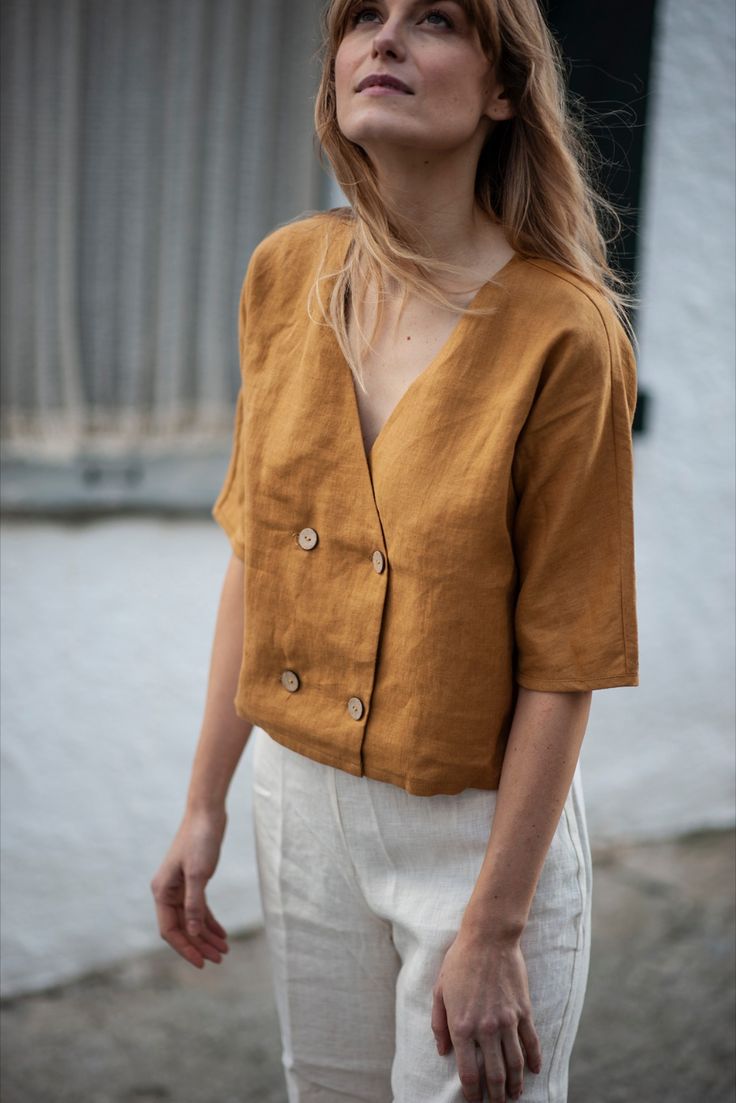 Our top 5 effortless and comfy clothing options for travelling all around the globe & back. Breathable fabric that dries fast and doesn’t require ironing! Because we all want to look effortlessly amazing during out trips, don’t we? Linen Top Women, Linen Crop Top, Linen Fashion, Linen Color, Simple Shirts, Linen Blouse, 여자 패션, Linen Top, Linen Dresses