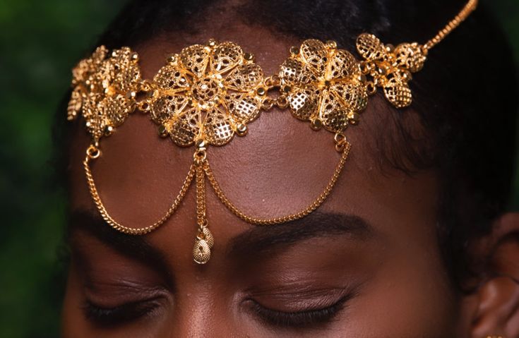 Okara is a chic and lightweight headchain crafted from brass. Its ornamental goddess design pays homage to cultural heritage of East Africa and India, and it can also be worn as a necklace. hooks in hair lightweight interchangeable: can be worn as necklace Tichel Fashion, Head Chains, Goddess Design, Traditional African Clothing, Head Wraps For Women, Face Jewellery, Goddess Jewelry, Head Pieces, Head Chain