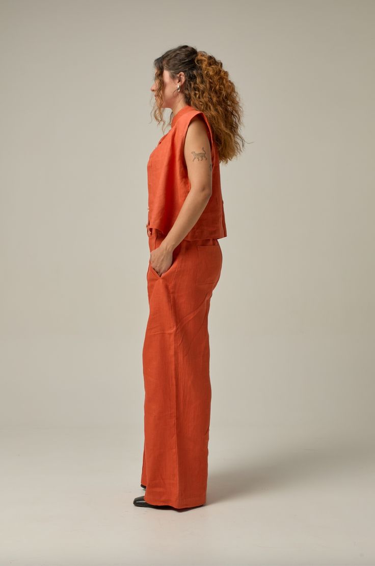 Made of 100% linen fabric, this pant has an elastic waist for added comfort and a straight cut to lengthen the legs. Wear it at the waist or at the hips for a more modern look. Our Reverie collection represents the idea of reconnecting with one's creative self and finding inspiration through moments of deep contemplation and imaginative thinking. COMPOSITION AND CARE Material: 100% linen Linen is one of the most sophisticated natural fiber fabrics. It does not hold or block air, nor does it have Modern Linen Bottoms With Relaxed Fit, Modern Relaxed Fit Linen Bottoms, Modern Linen Straight Leg Bottoms, Modern Linen Relaxed Fit Pants, Modern Straight Leg Linen Bottoms, Modern Loose Fit Summer Pants, Modern Linen Straight Pants, Versatile Straight Linen Pants, Modern Linen Trousers