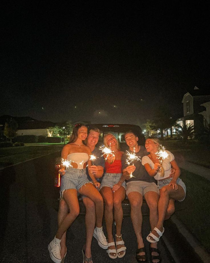 4th Of July Pics To Recreate, 4th Of July Friends Aesthetic, Cute Fourth Of July Pictures Photo Ideas, July 4 Pictures, 4th Of July Teen Party Aesthetic, Fireworks Aesthetic Friends, 4th Of July Pictures Poses, Fourth Of July Sparklers, Fire Work Pictures