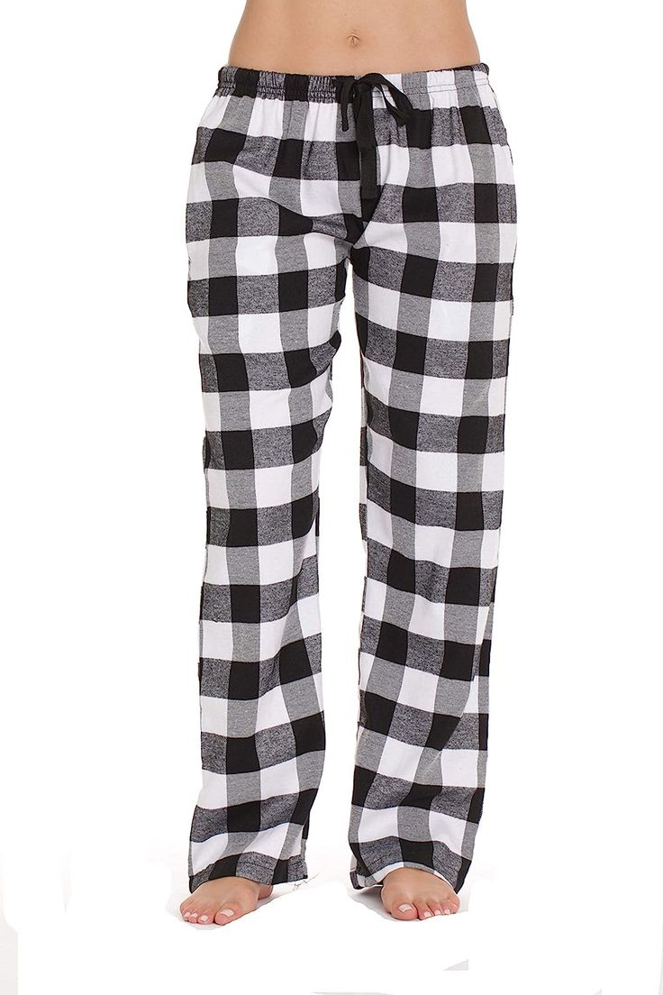 Black And White Plaid Pajama Pants, Preppy Pajama Pants, How To Style Flannel, Pajama Pants Outfit, Pacsun Sweatpants, Plaid Pj Pants, Pjs Pants, Cozy Outfit Ideas, Black Pajama Pants