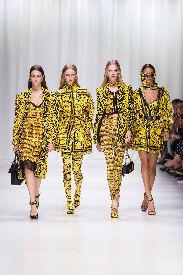 See the full Spring 2018 collection from Versace. Versace Clothes, Yellow Outfits, Versace Runway, Versace Spring, Anja Rubik, Fashion Week 2018, Versace Fashion, Doutzen Kroes, Versace Outfit