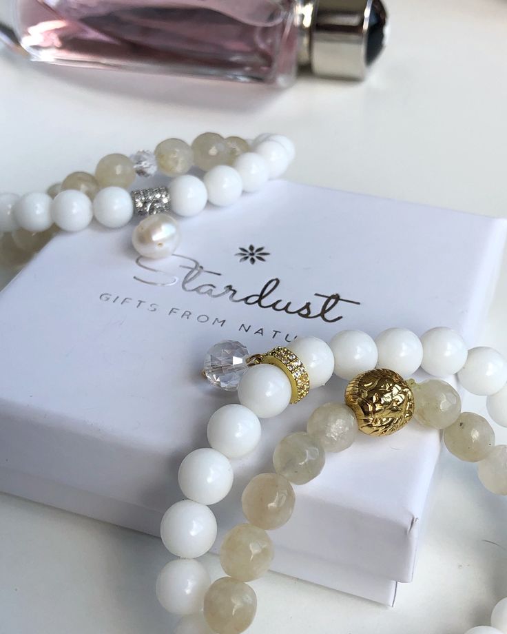 ✰ Luxury white moonstone bracelet with 14k gold filled lion head is a treasure. It has a very pure feminine energy and provides calmness to its wearer. Lovely gift that comes in a premium gift box by Stardust! The bracelet ahs beautiful blue sparkles and features one clear crystal bead to amplify the energy flow! Wearings moonstone jewelry: ♥ Boosts inner growth and strength. ♥ Brings feminine energy n higher level. ♥ Attracts abundance in life. ♥ Soothes emotional instability and stress, and st Luxury Bracelet Stack, Lion Charm, Aqua Aura Quartz, Bracelet Luxury, Inner Growth, Luxury Gifts For Her, Gold Lion, Romantic Gifts For Her, Luxury Bracelet