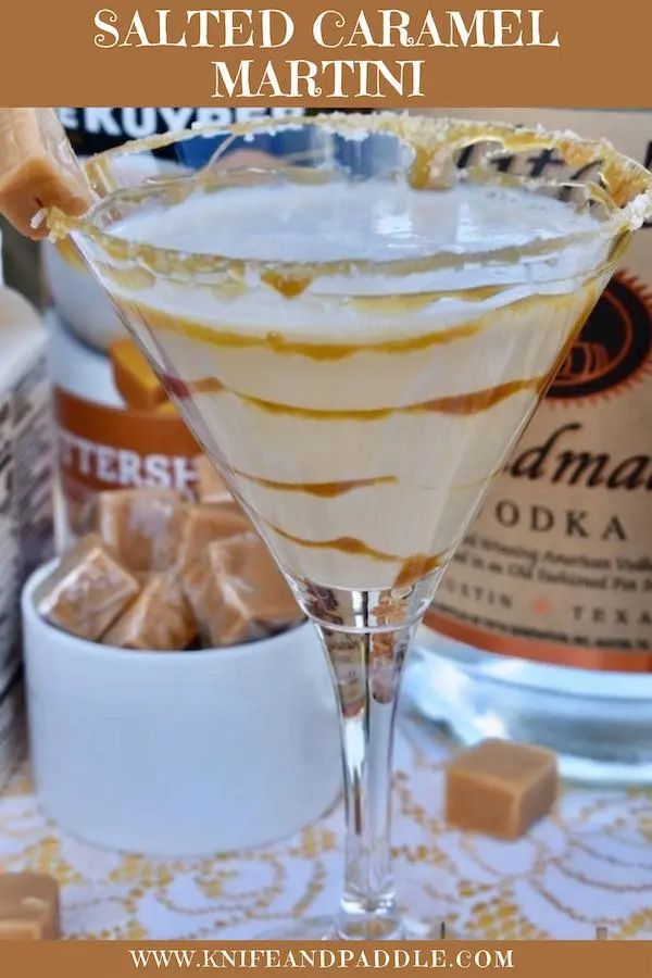 Salted Caramel Martini • www.knifeandpaddle.com Salted Caramel Martini Recipes, Cinnamon Roll Martini, Cookout Drinks, Bartending Drinks, Chocolate Martinis, Salted Caramel Martini, Club Cocktails, Caramel Martini, Holiday Martinis