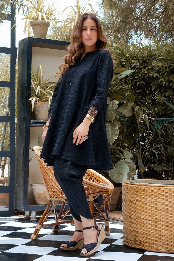 Plain Kurti Designs Latest, Stylish Designer Dresses, Plain Kurti Designs, Plain Kurti, Womens Trendy Dresses, Pakistani Fashion Casual, Trendy Shirt Designs, Gaun Fashion, Tunic Designs