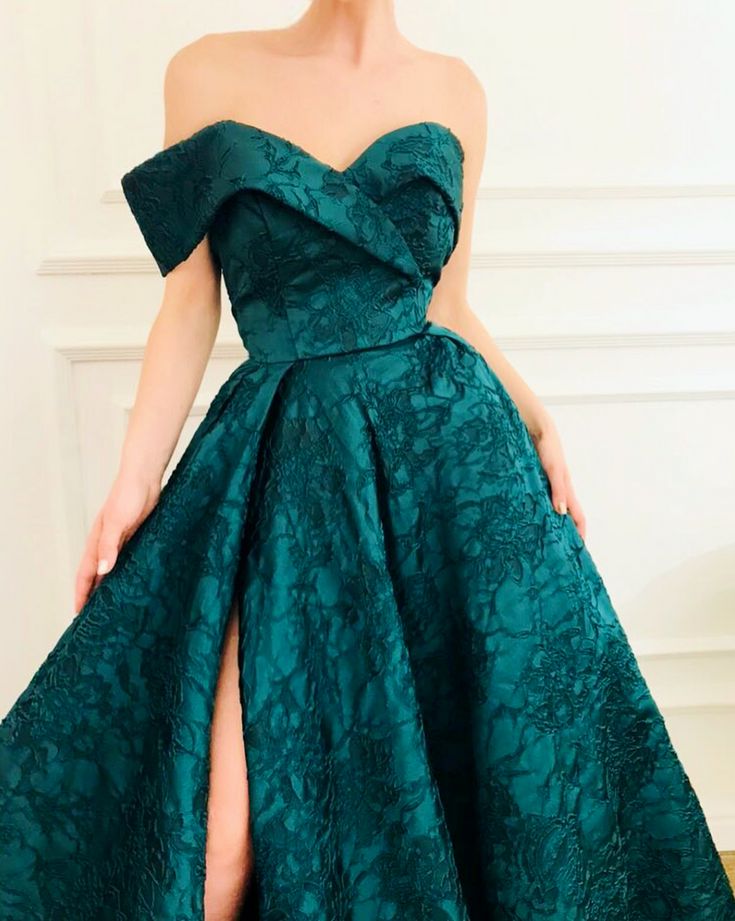 Details - Pine green color- Taffeta fabric- Ball gown style - Party and Evening dress Teuta Matoshi, Grad Dresses Long, Prom Dress With Train, Princess Prom Dresses, Strapless Prom Dresses, Taffeta Fabric, Party Mode, Gown Style, Dresses Formal Elegant