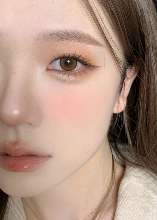 winter Korean makeup look: soft nude tone No Makeup Korean Look, Korean Casual Makeup, Korean No Makeup Makeup Look, Daily Asian Makeup, Douyin Makeup Peach, Brown Tone Makeup Looks, Daily Korean Makeup, Douyin Simple Makeup, Brown Eyeliner Asian