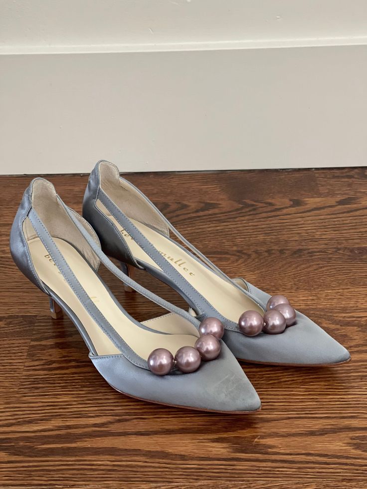 Size 7 US medium width satin kitten heels. Bettye Muller heels, vintage and in good condition. Heels For Wedding, Short Blue Dress, Heels Vintage, Blue Dress Short, Paris Blues, Tall Women, Something Blue, Womens Heels, Blue Dress