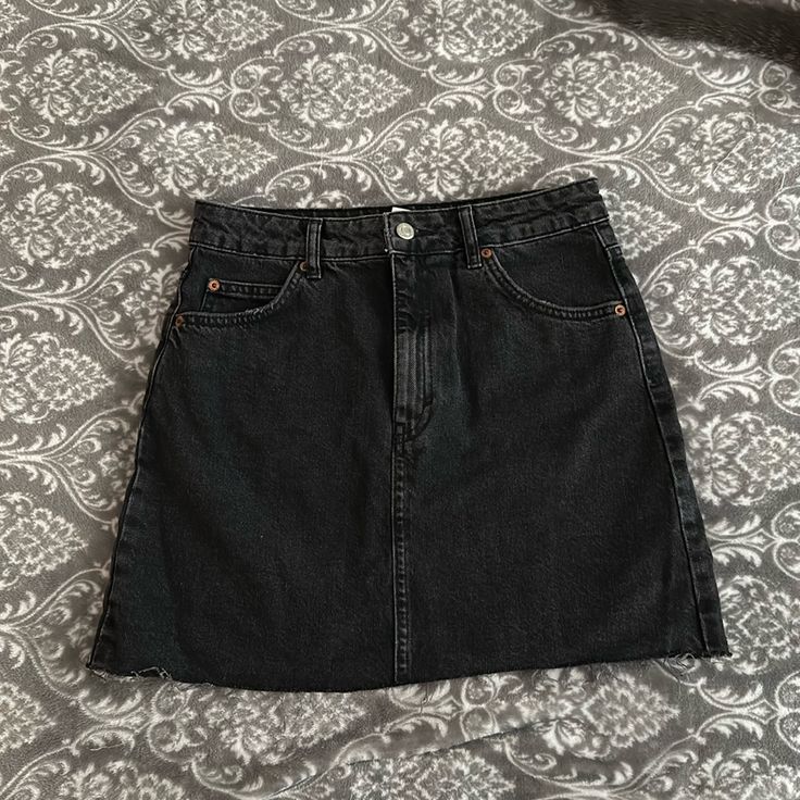 Size 6 Topshop Black Denim Skirt. New Without Tags Black Mid-rise Mini Skirt, High Rise Black Denim Mini Skirt, Casual Black Denim Mini Skirt, Casual Black High Rise Denim Skirt, Edgy Black Denim Skirt, Black Mid-rise Cotton Denim Skirt, Trendy Black Mid-rise Denim Skirt, Trendy Mid-rise Black Denim Skirt, Mid-rise Black Cotton Denim Skirt