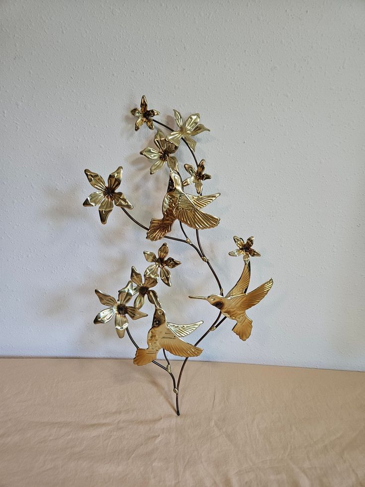 there is a metal sculpture with flowers on it