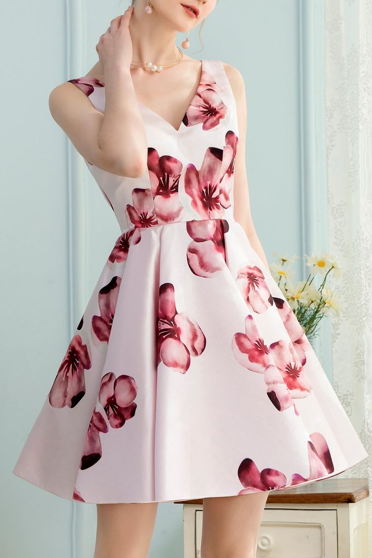 This dress is suitable for a semi-formal event like homecoming, formal gathering, and parties. The overall design of the dress is modern with a twist of retro style. The fabric is made from a smooth texture to achieve a classic style. The color of the fabric is pink, it is covered with floral pattern. It creates a feminine look and adds a romantic flare to the dress. The neckline of the dress is cut in a V-neck shape and the skirt is designed with a pleated A-line cut for a flowy effect. Size Ch Hot Pink Homecoming Dress, Flower Graduation, Short Red Prom Dresses, Satin Homecoming Dress, Tulle Homecoming Dress, Pink Party Dresses, Blue Homecoming Dresses, Pink Homecoming Dress, Affordable Prom Dresses