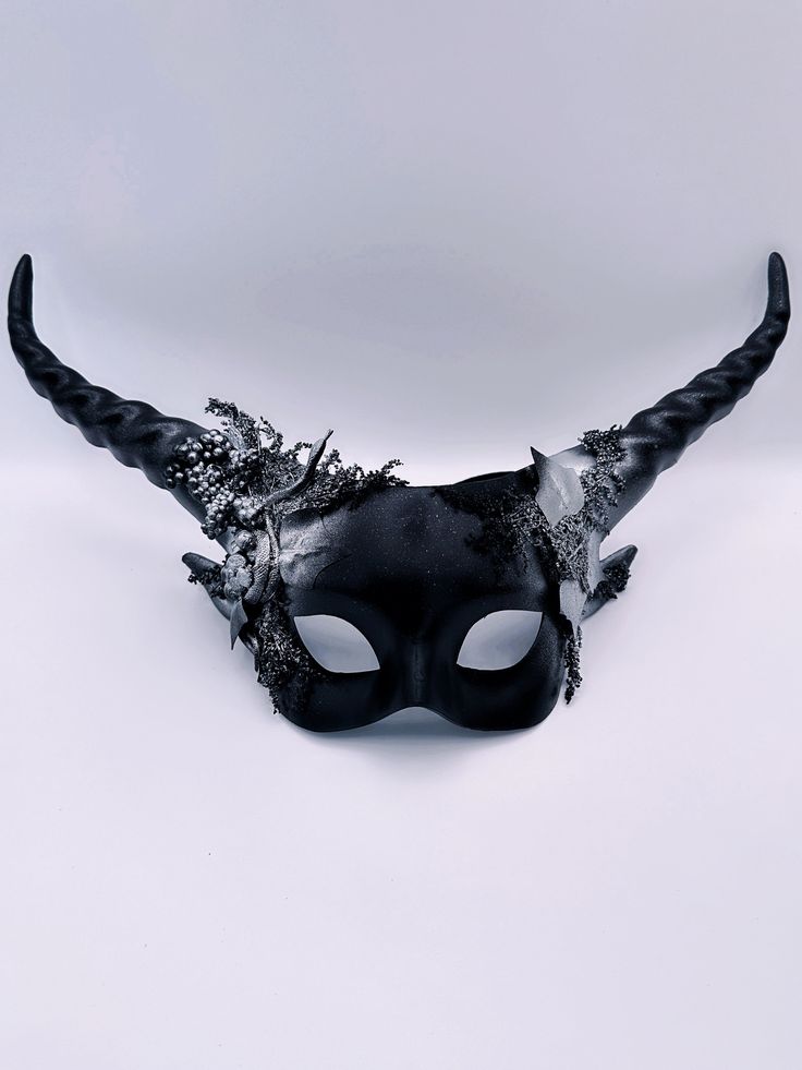 Step into the realm of mystical enchantment with our women's longhorn masquerade mask adorned with a blend of gold and black with forest leaves, Snake and moss. This mask captures the essence of mythical creatures and the allure of nature, infusing your look with a touch of majesty and forest-inspired allure. Age Group/Gender - Adult/Women Size/Type - One size fits all adults Mask Color - Black and gold Mask Material - Polyresin Accent Material - Paint Special Features - Forest leaves and moss