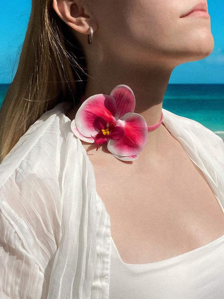 Length: 35-45 cm (adjustable) Material: Artificial silicone flower, stainless steel hardware Handmade: Yes Manufacturing Time: 2-5 days  Elevate your summer style with this Hawaiian Pearl Pink Orchid Necklace Choker. Featuring a lifelike pink orchid made from high-quality artificial silicone, this necklace is perfect for embracing the mermaidcore aesthetic. The adjustable length of 40-50 cm ensures a comfortable fit, while the stainless steel hardware adds durability and a polished finish. Handm Trendy Flower-shaped Beach Necklace, White Flower Necklace For Summer Beach, Trendy Flower Necklace For Beach, Pink Choker Jewelry For Spring, Summer Pink Choker As Gift, Pink Flower-shaped Jewelry For Vacation, Pink Flower Jewelry For Vacation, Summer Pink Flower Necklace As A Gift, Pink Flower Necklace For Summer Gift