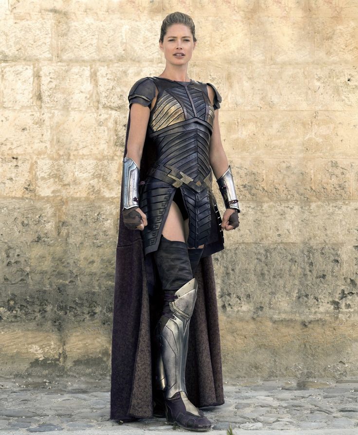 Former Victoria's Secret Angel Doutzen Kroes had a small role in Wonder Woman, where she plays Venelia, the right hand of Queen Hippolyta and one of the fierce female warriors called the Amazons who inhabit Diana Prince's all-female island home of Themyscira. Amazons Women Warriors, Wonder Woman Movie, Greek Warrior, Doutzen Kroes, Badass Women, Super Hero Costumes, Arte Fantasy, Gal Gadot, Fantasy Clothing