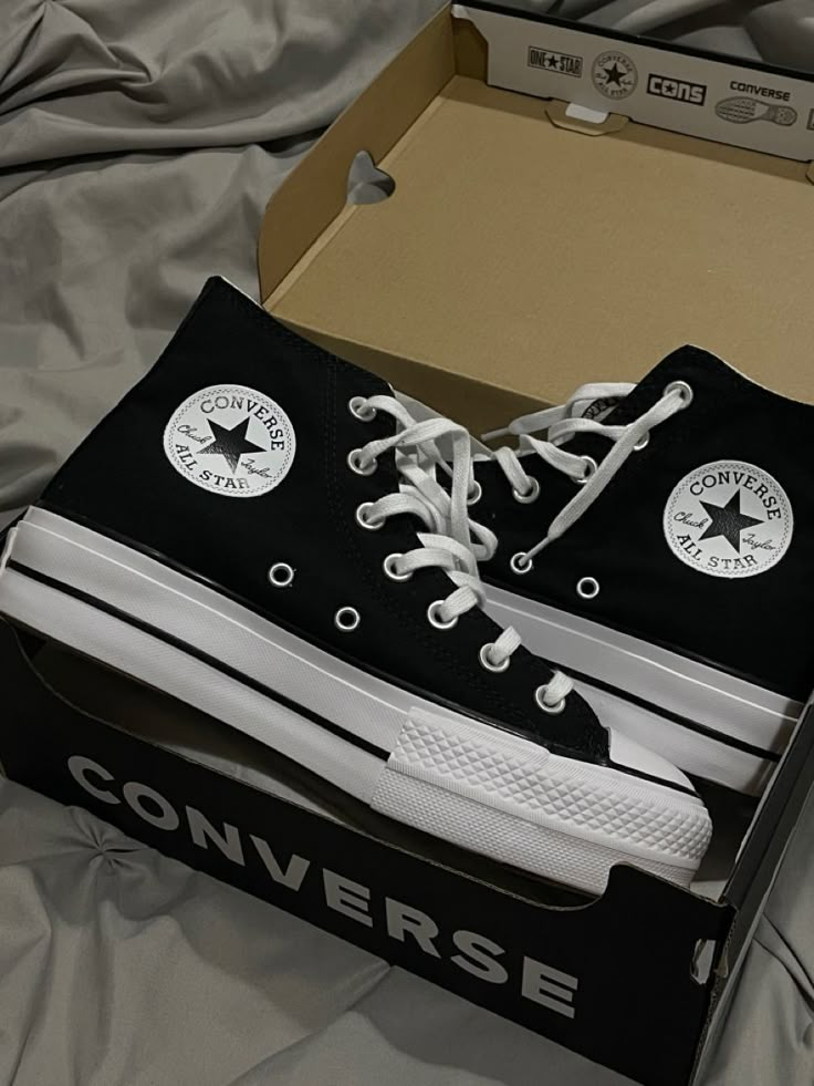 Converse Haute, Boty Converse, Cute Converse Shoes, Cute Converse, Converse Platform, Chuck Taylor All Star Lift, Preppy Shoes, Pretty Shoes Sneakers, All Stars Converse