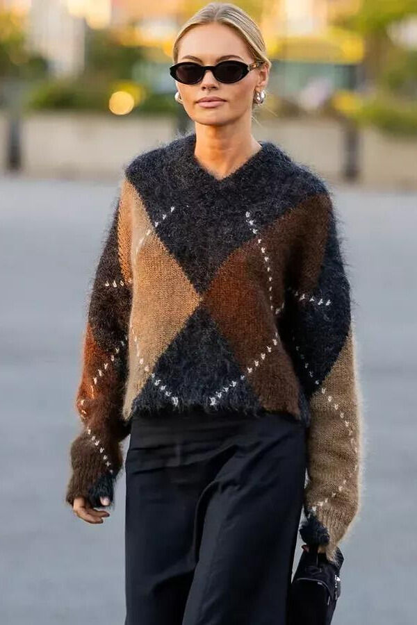 Read the full article via the link Argyle Outfit, Argyle Sweater Outfit, Sweater Stitches, Layering Winter, Diamond Sweater, Knitwear Trends, Knitwear Inspiration, Sweater Trends, Jane Birkin