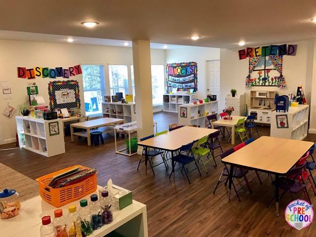 a classroom filled with lots of desks and chairs