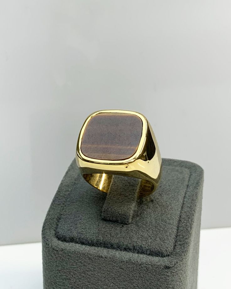 Men Ring with Tiger Eyes Gemstone, Brown Pinky Signet Ring, Square Shape, Stylish Gold / Silver Ring, Handmade Jewelry, Best Gift for Him ◎ Details ◎ ○ Material 14K Solid Gold or 925 Sterling Silver Weight of Ring : approx 18.00 gr Height of Ring : approx 5.30 mm ○ Upgrade to Solid 18K Gold, please click the link below: https://www.etsy.com/listing/962826004 ○ Gemstone Natural Tiger Eyes approx. 15 mm x 15 mm 4.00 ct Made to Order HANDMADE ITEM ○ For Men Collection : https://etsy.me/2PmKJMW All Luxury Brown Signet Ring For Formal Occasions, Classic Brown Signet Ring For Anniversary, Luxury Brown Rings As Gifts, Elegant Formal Brown Signet Ring, Brown Polished Finish Signet Ring For Formal Occasions, Luxury Brown Rings For Gift, Formal Brown Jewelry With Polished Finish, Luxury Brown Ring For Gift, Brown Polished Finish Signet Ring For Anniversary