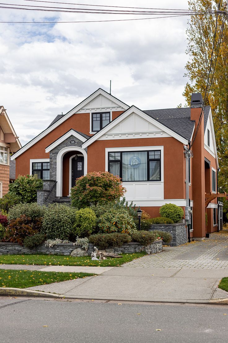 terracotta home with white gables Terracotta Painted House Exterior, Terracota Exterior House Colors, Outdoor Paint Colors Home Exteriors Modern, Outdoor Paint Colors Home Exteriors, Terracotta House Exterior, Terracotta Exterior, House With White Trim, White Home Exterior, Outdoor Paint Colors