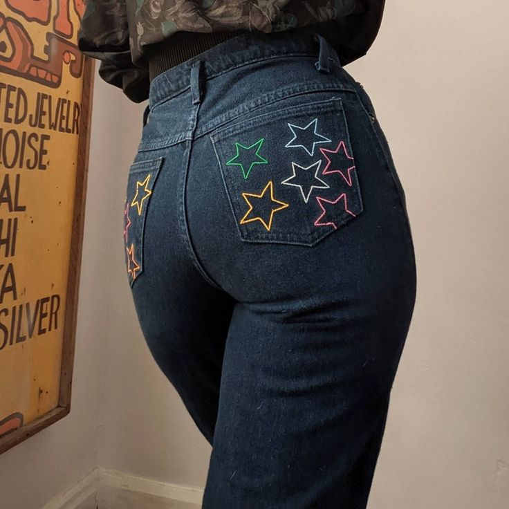 Reworked Embroidered Back Pocket Star Jeans Pant Pocket Painting, Jeans Back Pocket Embroidery, Star Embroidery Jeans, Back Pocket Designs Jeans Painting, Painting On Jeans Pocket, Swaggy Pants, Jean Embroidery Ideas, Painting On Jeans Ideas, Star Pocket Jeans