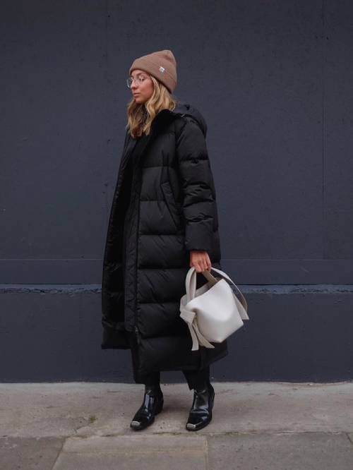 Is It Just Us, Or Is Everyone in London Wearing This High Street Coat? Long Black Puffer Coat, Puffer Coat Outfit, Parka Outfit, Puffer Outfit, Costume Africain, Black Parka, Street Beat, Black Puffer Coat, Coat Street Style