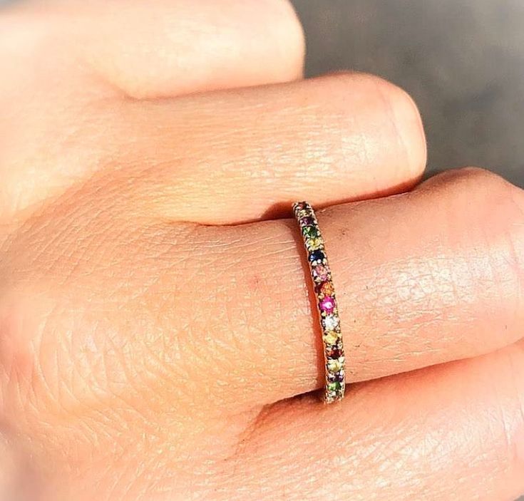 Bague saphirs arc-en-ciel 14K

Une ode éternelle aux arcs-en-ciel radieux de la nature, notre bague d'éternité colorée capture un kaléidoscope de couleurs avec de jolies pierres précieuses entourant la bande.
Étincelle de saphirs roses, orange, bleus et verts et de diamants blancs, c'est un pièce singulière qui se démarque seule et se marie à merveille avec d'autres styles d'empilage.
Toutes les bagues sont présentées dans notre emballage signature Eve Stones.

Ève Roses Orange, Hand Chain Bracelet, Rainbow Sapphires, Rainbow Rings, Diamonds And Gold, Hand Chain, Sapphire Jewelry, Precious Gemstones, Yellow Gold Rings