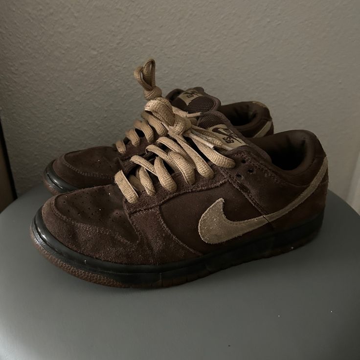 Size 6 Nike Sb Dunk Low Pro Mocha 2007 Brown Low-top Skate Shoes For Streetwear, Brown Low-top Skate Shoes With Gum Sole, Brown Low-top Skate Shoes With Laces, Sporty Brown Skate Shoes For Streetwear, Brown Low-top Skate Shoes For Sports, Nike Brown High-top Skate Shoes, Brown Low-top Sneakers For Skateboarding, Nike Sporty Custom Brown Sneakers, Brown Nike Skate Shoes For Sports