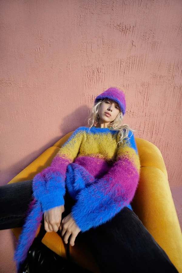 Oversized crew neck fuzzy knit sweater in custom simon miller print. Vibrant Outfits, Knitwear Trends, Fashion Trend Forecast, Resort 2023, Simon Miller, Knitwear Fashion, 2023 Fashion, Trend Forecasting, Knit Fashion