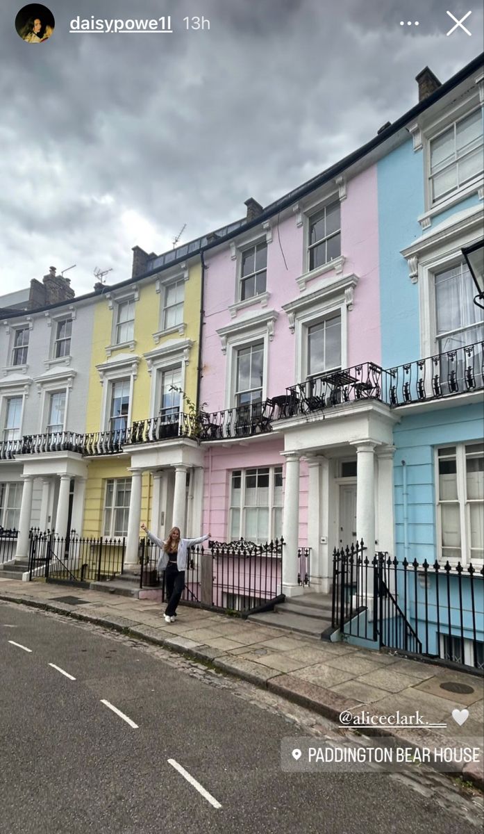 Colourful houses on Primrose Hill outside filming location for Paddington bear Paddington Bear House, Paddington House, Paddington London, Sister Trip, Boston Trip, London Houses, London Dreams, Primrose Hill, Bear Pink