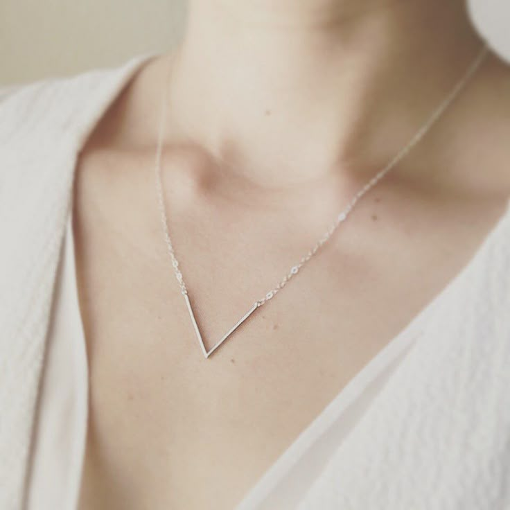 Acsesuares Style, Elegant Jewelry Classy, Minimalist Jewelry Silver, Dainty Jewelry Necklace, V Necklace, Hijau Mint, Silver Necklace Simple, Fancy Jewelry Necklace, Pretty Jewelry Necklaces