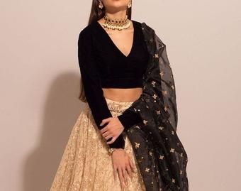 Lehenga For Reception, Velvet Blouse Design, Stylish Lehenga, Black Lehenga Choli, Pakistani Lehenga, Raw Silk Lehenga, Black Lehenga, Lehenga Choli For Women, Choli For Women