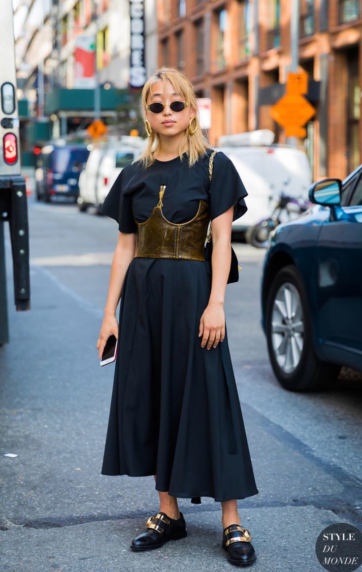 Street style from Fashion week Corset Over Shirt Outfits, Corset Over Shirt, Corset Outfit Street Style, Cinto Corset, Corset Over Dress, Margaret Zhang, Corset Outfits, Fashion Corset, Outfit Street Style