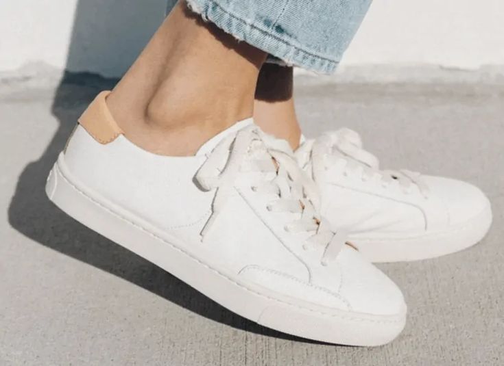 White Street Sneakers, White Work Sneakers Women, White Tennis Shoes Dress Outfit, Madewell White Sneakers, Everyday Sneakers Outfit, Simple White Tennis Shoes, Women Dress Sneakers, White Sneakers For Ladies, Cool White Sneakers Women