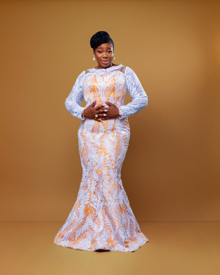 White Lace Gown Styles, Asoebi Lace Style, Asoebi Lace Styles Classy, Asoebi Lace Styles, Asoebi Lace, White Lace Gown, Nigerian Outfits, Lace Gown Styles, African Lace Dresses