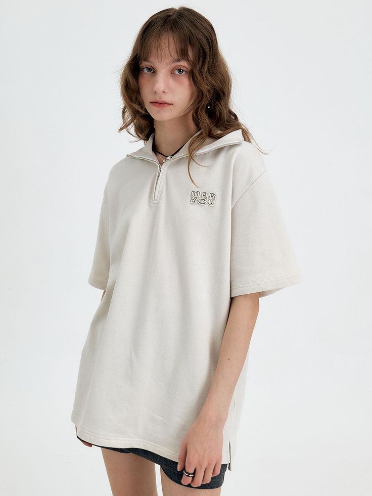 This is a minimal and casual top by marron edition that is made out of high quality and sturdy fabric. With design detail that gives a young and comfortable mood, you can style it with various items for a clean daily outfit. - Boxy silhouette and casual length- Light washed cotton fabric- Brand logo embroidery detail Relaxed Cream Crew Neck Top, Casual Beige Tops For Loungewear, Cream Casual T-shirt For Streetwear, Casual Cream T-shirt For Streetwear, Minimalist Oversized Everyday Tops, Cream Cotton Top For Streetwear, Cream Cotton Tops For Streetwear, Casual Neutral Tops For Loungewear, Cream Relaxed Fit Everyday Tops