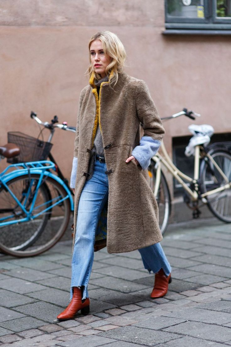 The Best of Copenhagen Fashion Week Street Style AW17 | Scandinavia Standard Danish Street Style, Copenhagen Fashion Week Street Style, Copenhagen Street Style, Tokyo Street Fashion, Danish Fashion, Swedish Fashion, Coat Street Style, Copenhagen Fashion, Scandinavian Fashion