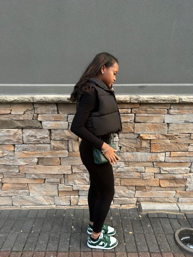 Black Leggings Outfit Black Women, Leggings Outfit Black Women, Hoodie Leggings Outfit, Black Leggings Outfit Winter, Green Dunks, Black Hoodie Outfit, Hoodie And Leggings Outfit, Leggings Outfit Winter, Outfit Black Women