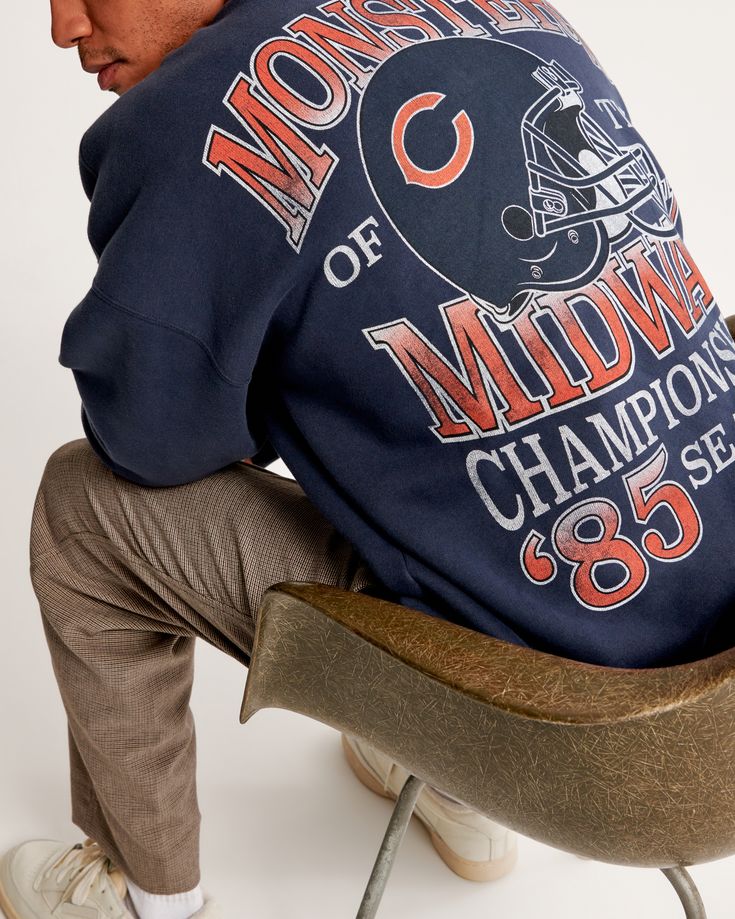 Classic sweatshirt in our softAF fleece fabric and oversized-fit silhouette, featuring vintage Chicago Bears-inspired graphic detail at chest and back, crew neckline and banded hem and cuffs. Oversized Logo Lettering Top For Fall, Oversized Fall Tops With Logo Lettering, Oversized Throwback Crew Sweatshirt, Throwback Oversized Crew Sweatshirt, Oversized Crew Neck Throwback Sweatshirt, Oversized Tops With Logo Lettering For Fall, Oversized Throwback Sweatshirt For College, Oversized Collegiate Sweats For Fall, Relaxed Fit Throwback Sweatshirt With Graphic Print